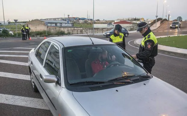La Policía Local de Badajoz habla con el conductor de un vehículo.