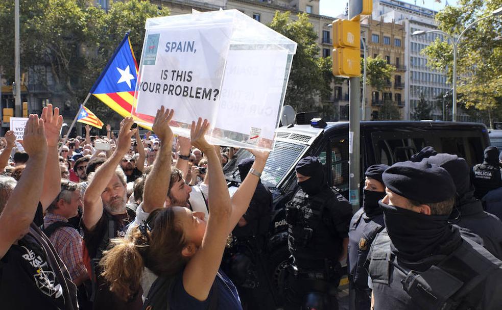 Mossos d'Esquadra y manifestantes durante los registros.