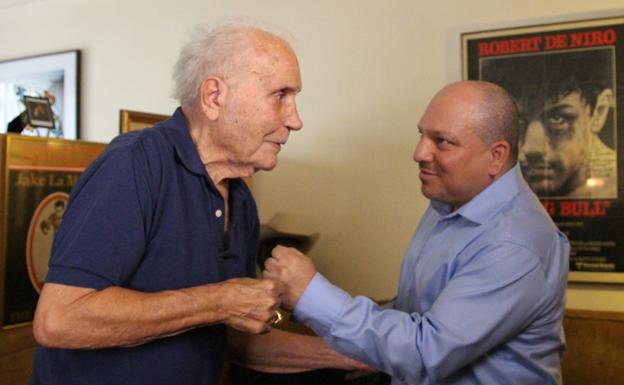 Jake LaMotta (i.), con el representante pugilístico Lorenzo Tartamella (d.).