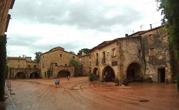 Plaza mayor de Monells.