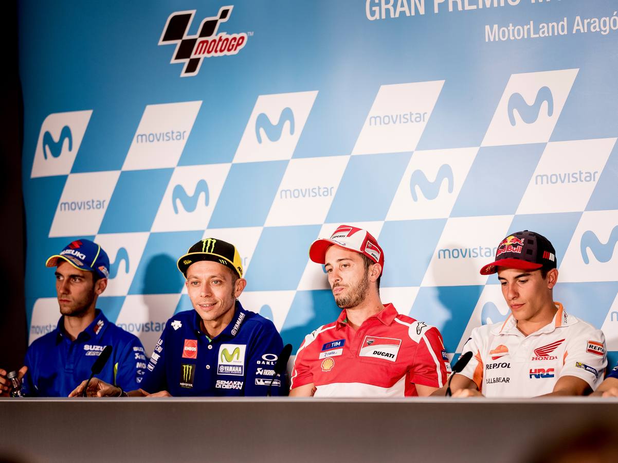 Alex Rins, Valentino Rossi, Andrea Dovizioso y M;arc Márquez atienden a los medios de comuniación. 