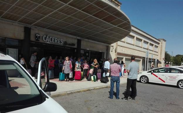 Viajeros afectados en la estación de Cáceres, esperando ser trasladados a sus destinos en autobuses o taxis:: CEDIDA