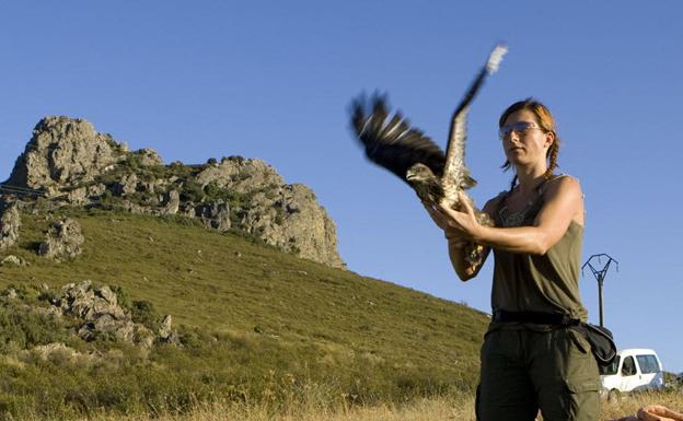 Suelta de aves por parte de miembros de AMUS.