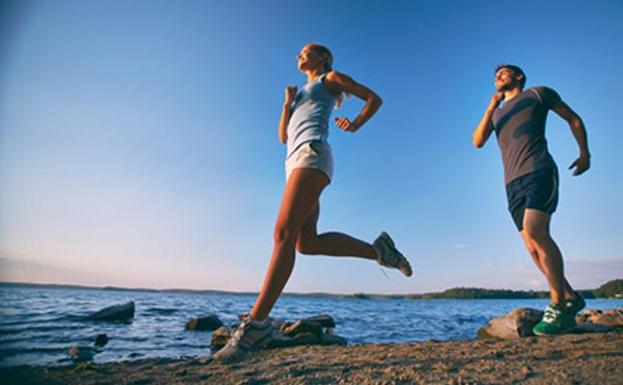 Una pareja, corriendo.