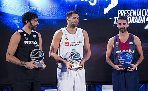 Felipe Reyes recibe, junto a Mumbrú y Navarro, una placa conmemorativa por sus 20 años en la ACB. 