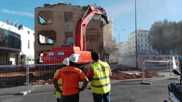 La máquina comenzó ayer a demoler el edificio. :: g. c.