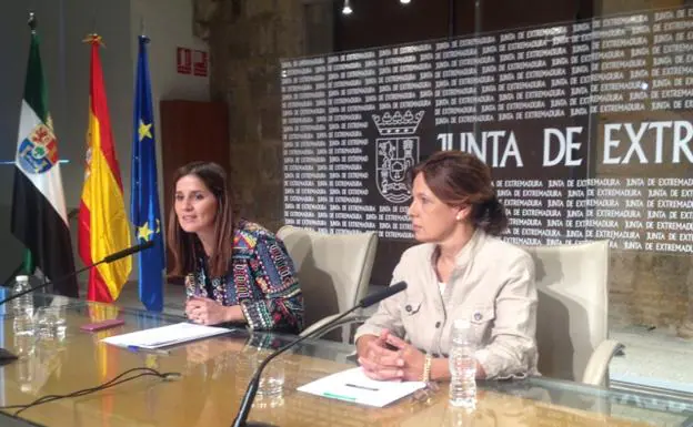Isabel Gil Rosiña junto a Pilar Blanco-Morales en rueda de prensa tras el Consejo de Gobierno