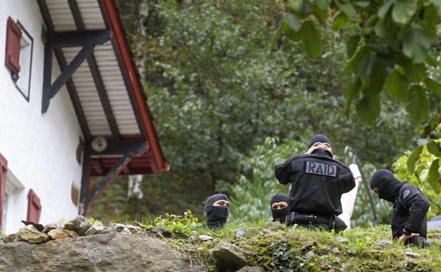 La Policía francesa, durante una operación contra ETA.