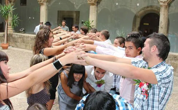 Imagen de archivo de una presentación de la fiesta en Cáceres. :: hoy