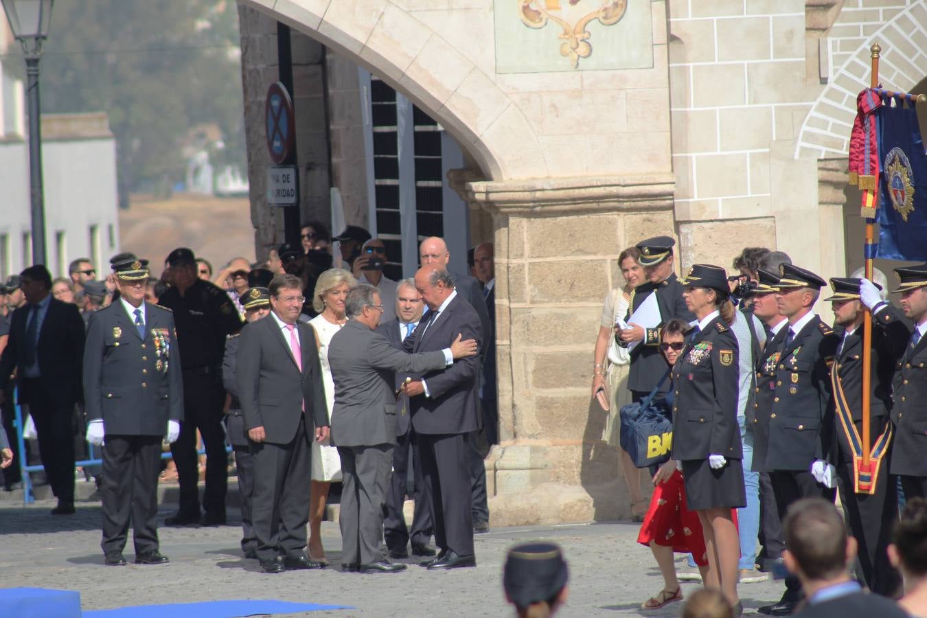 La Plaza Alta de Badajoz ha acogido esta mañana el acto oficial de Día de la Policía Nacional en el que ha asistido el ministro del Interior Juan Ignacio Zoido 