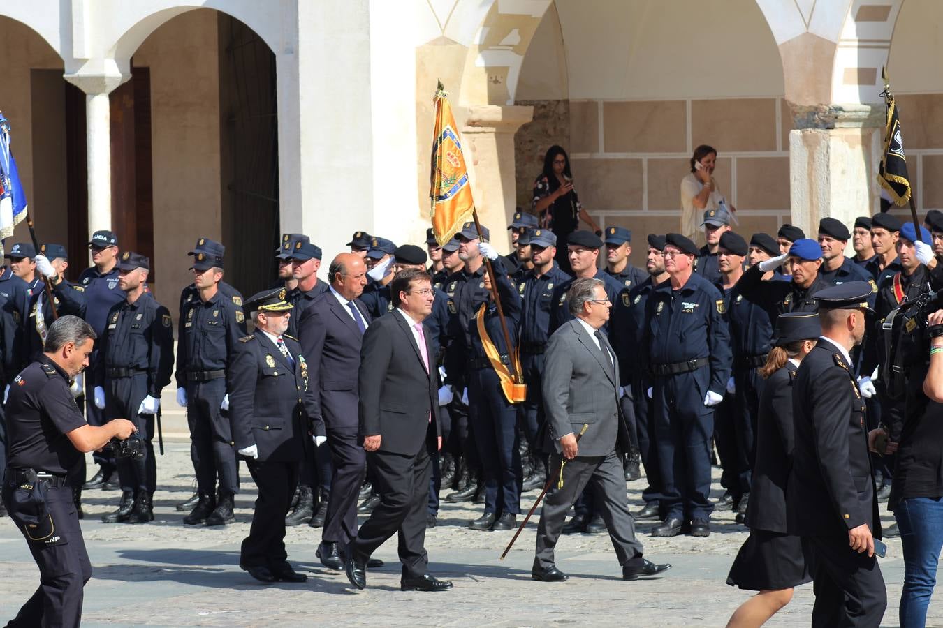 La Plaza Alta de Badajoz ha acogido esta mañana el acto oficial de Día de la Policía Nacional en el que ha asistido el ministro del Interior Juan Ignacio Zoido 