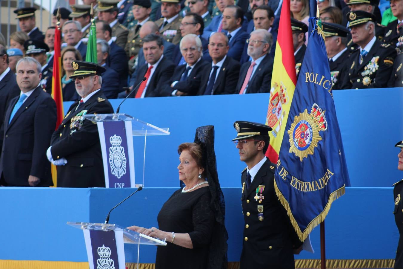 La Plaza Alta de Badajoz ha acogido esta mañana el acto oficial de Día de la Policía Nacional en el que ha asistido el ministro del Interior Juan Ignacio Zoido 