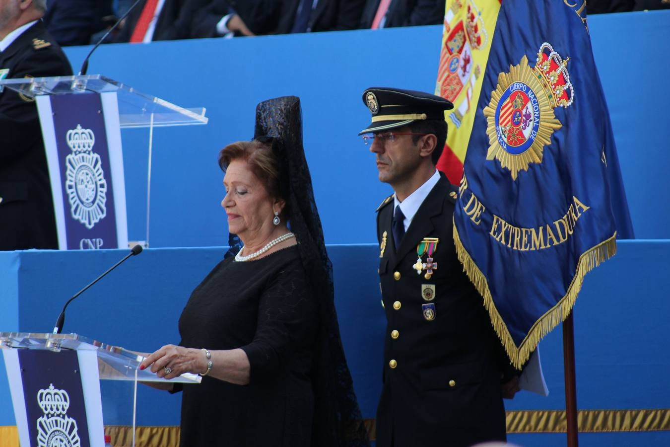 La Plaza Alta de Badajoz ha acogido esta mañana el acto oficial de Día de la Policía Nacional en el que ha asistido el ministro del Interior Juan Ignacio Zoido 