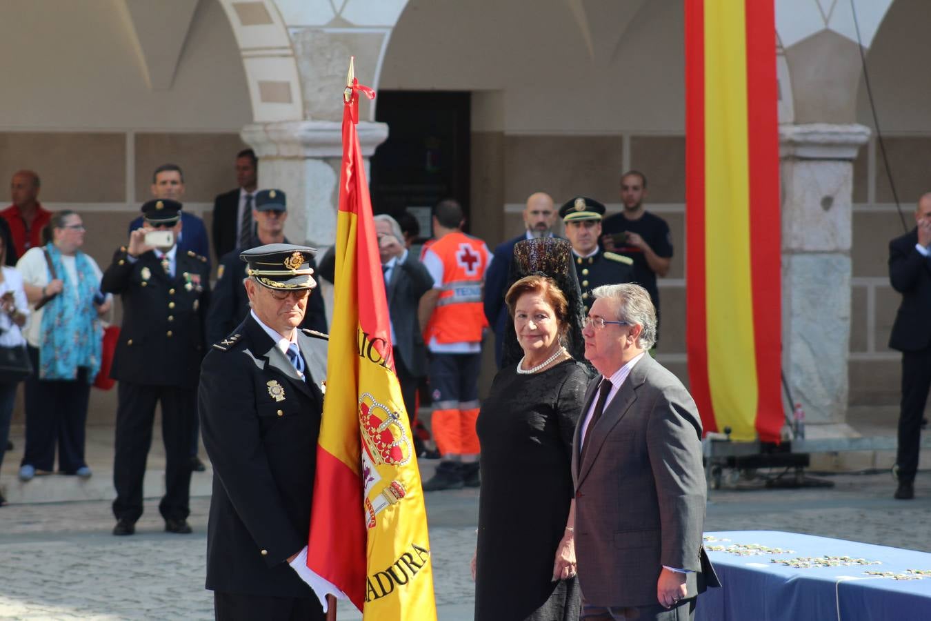 La Plaza Alta de Badajoz ha acogido esta mañana el acto oficial de Día de la Policía Nacional en el que ha asistido el ministro del Interior Juan Ignacio Zoido 