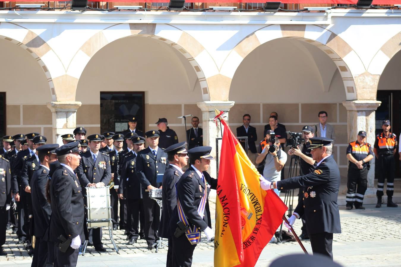 La Plaza Alta de Badajoz ha acogido esta mañana el acto oficial de Día de la Policía Nacional en el que ha asistido el ministro del Interior Juan Ignacio Zoido 