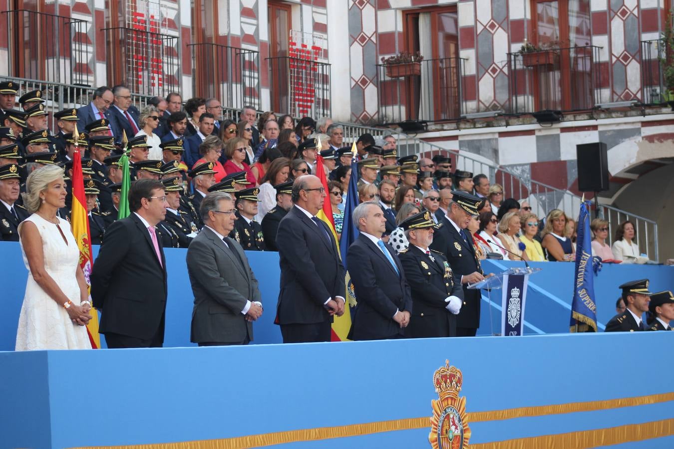 La Plaza Alta de Badajoz ha acogido esta mañana el acto oficial de Día de la Policía Nacional en el que ha asistido el ministro del Interior Juan Ignacio Zoido 