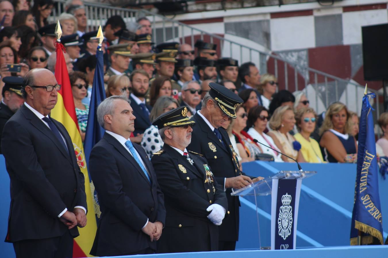 La Plaza Alta de Badajoz ha acogido esta mañana el acto oficial de Día de la Policía Nacional en el que ha asistido el ministro del Interior Juan Ignacio Zoido 