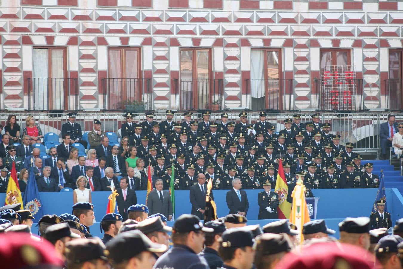 La Plaza Alta de Badajoz ha acogido esta mañana el acto oficial de Día de la Policía Nacional en el que ha asistido el ministro del Interior Juan Ignacio Zoido 