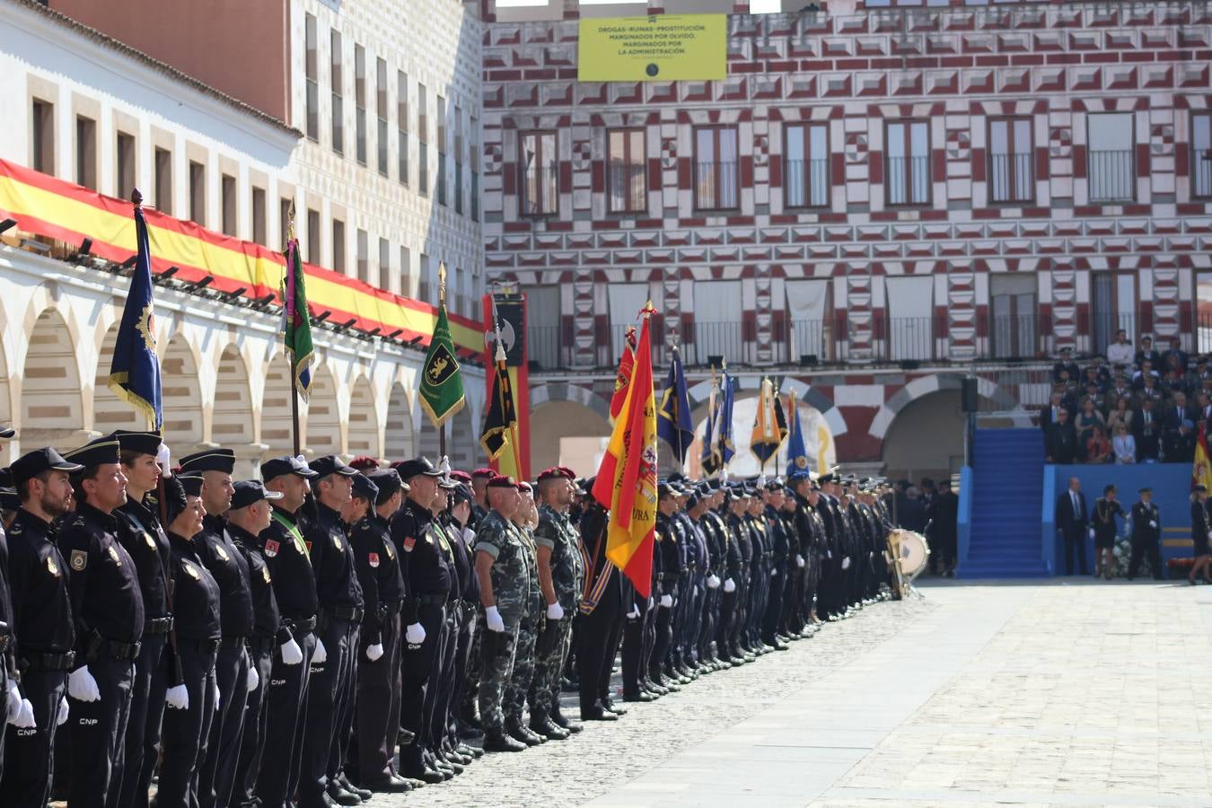 La Plaza Alta de Badajoz ha acogido esta mañana el acto oficial de Día de la Policía Nacional en el que ha asistido el ministro del Interior Juan Ignacio Zoido 