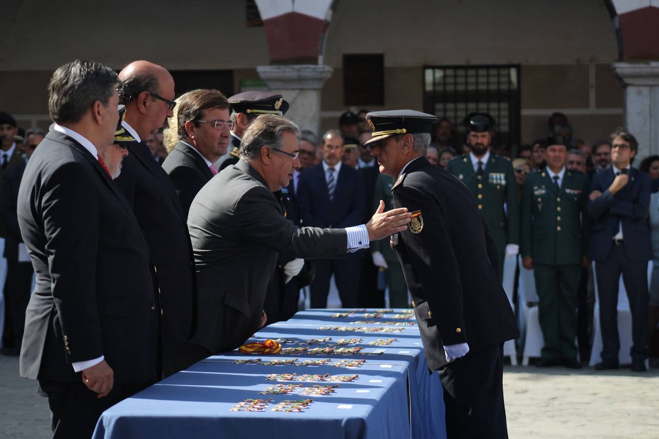 La Plaza Alta de Badajoz ha acogido esta mañana el acto oficial de Día de la Policía Nacional en el que ha asistido el ministro del Interior Juan Ignacio Zoido 