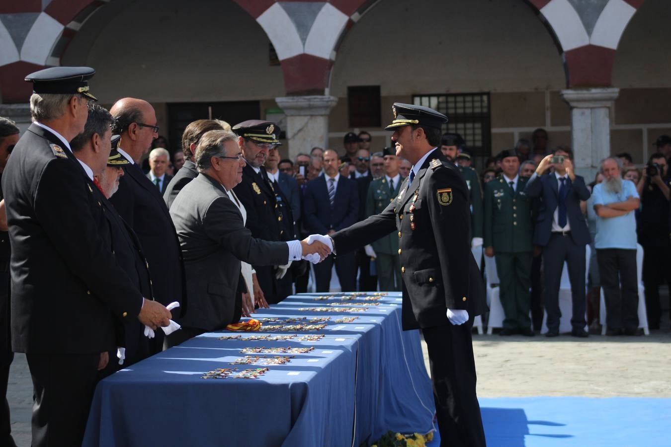 La Plaza Alta de Badajoz ha acogido esta mañana el acto oficial de Día de la Policía Nacional en el que ha asistido el ministro del Interior Juan Ignacio Zoido 