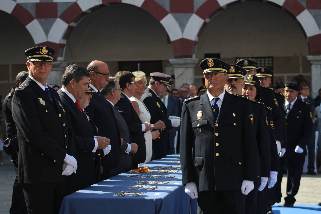 La Plaza Alta de Badajoz ha acogido esta mañana el acto oficial de Día de la Policía Nacional en el que ha asistido el ministro del Interior Juan Ignacio Zoido 