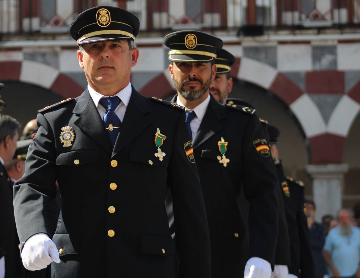 La Plaza Alta de Badajoz ha acogido esta mañana el acto oficial de Día de la Policía Nacional en el que ha asistido el ministro del Interior Juan Ignacio Zoido 