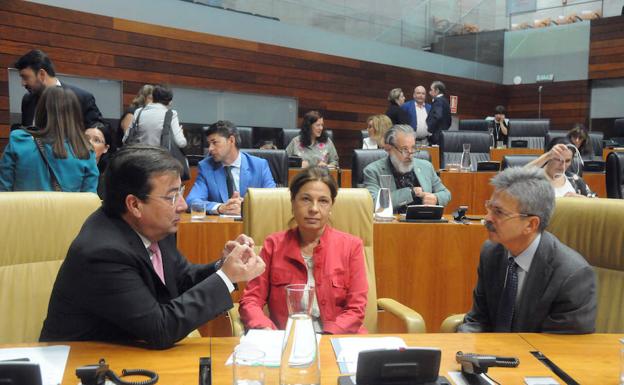 Blanco-Morales, ayer en la Asamblea, entre Fernández Vara y Navarro.