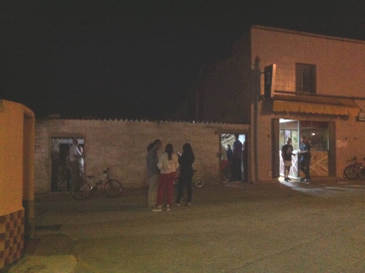 8-Exterior del corral por la noche, cuando acude más gente hasta la madrugada