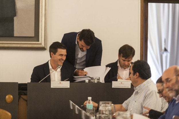 Los socialistas Sánchez Cotrina (de pie) y García Nicolás charlan. j. rey