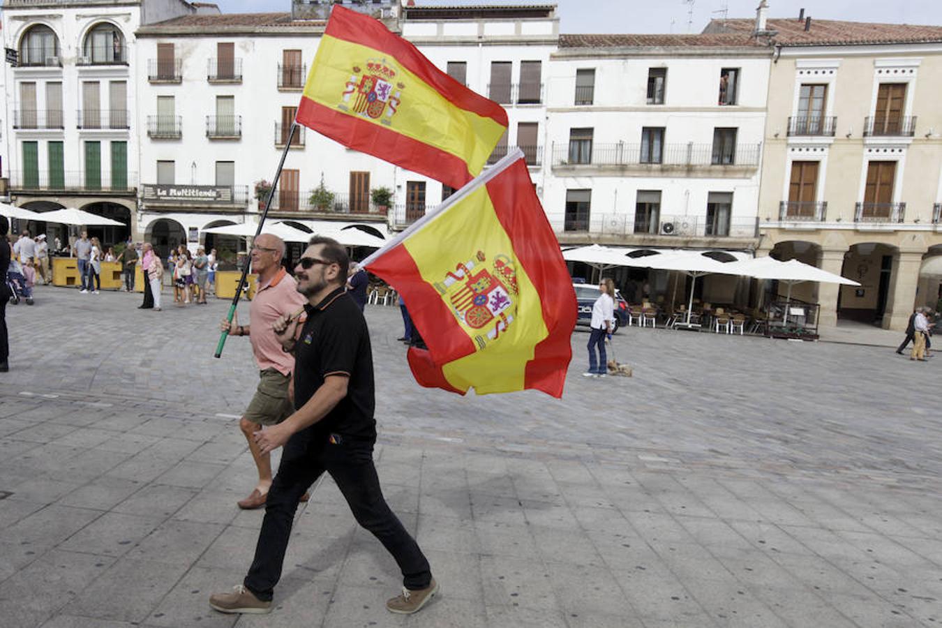 Unas 200 personas se concentran en la Plaza Mayor 
