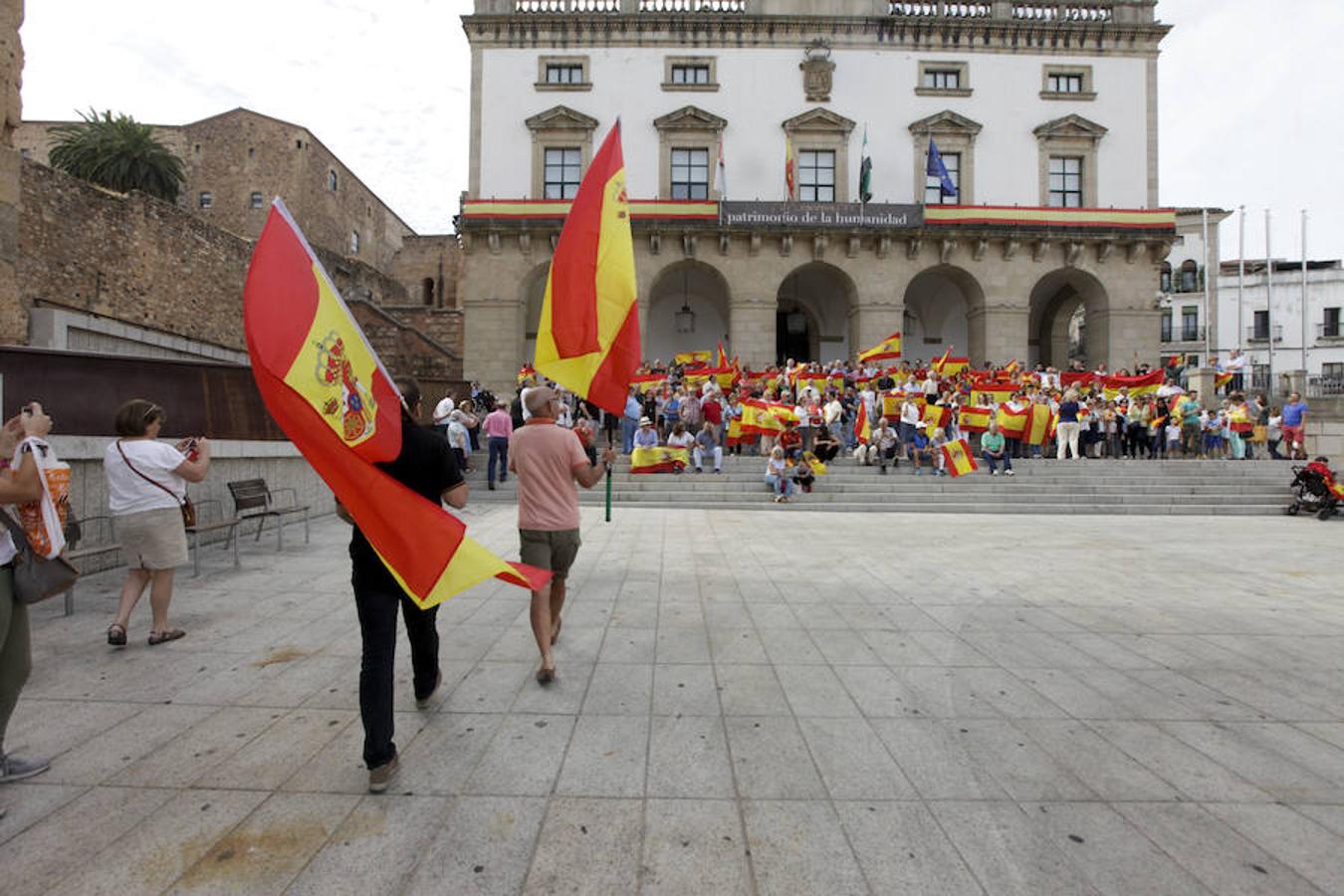 Unas 200 personas se concentran en la Plaza Mayor 