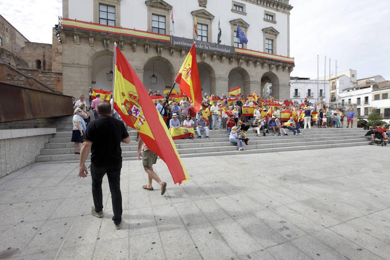 Unas 200 personas se concentran en la Plaza Mayor 