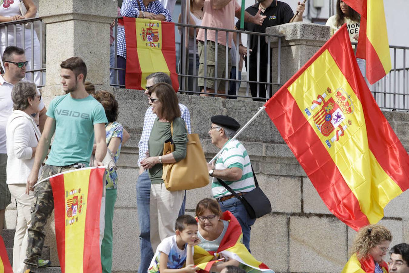 Unas 200 personas se concentran en la Plaza Mayor 