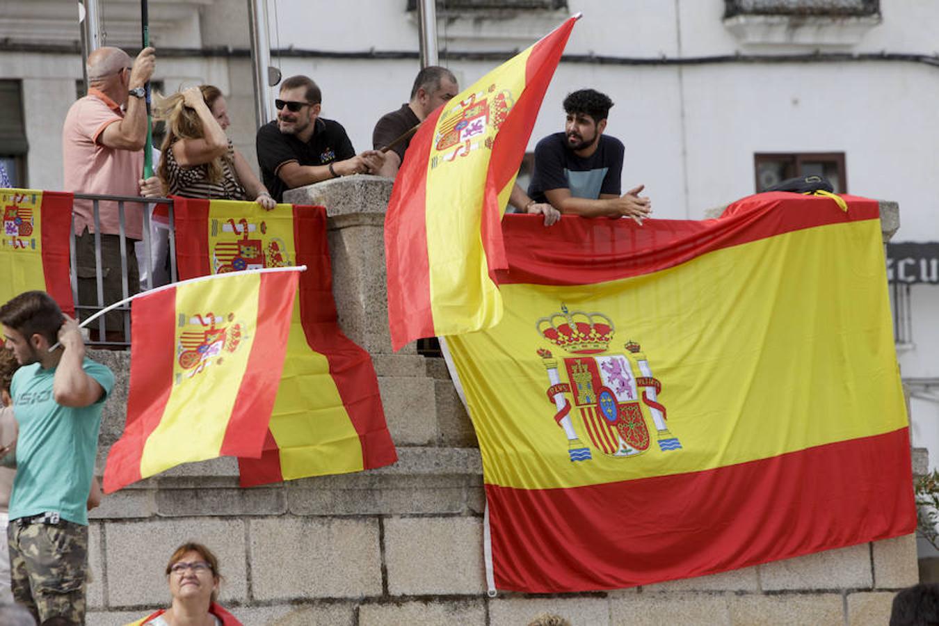 Unas 200 personas se concentran en la Plaza Mayor 