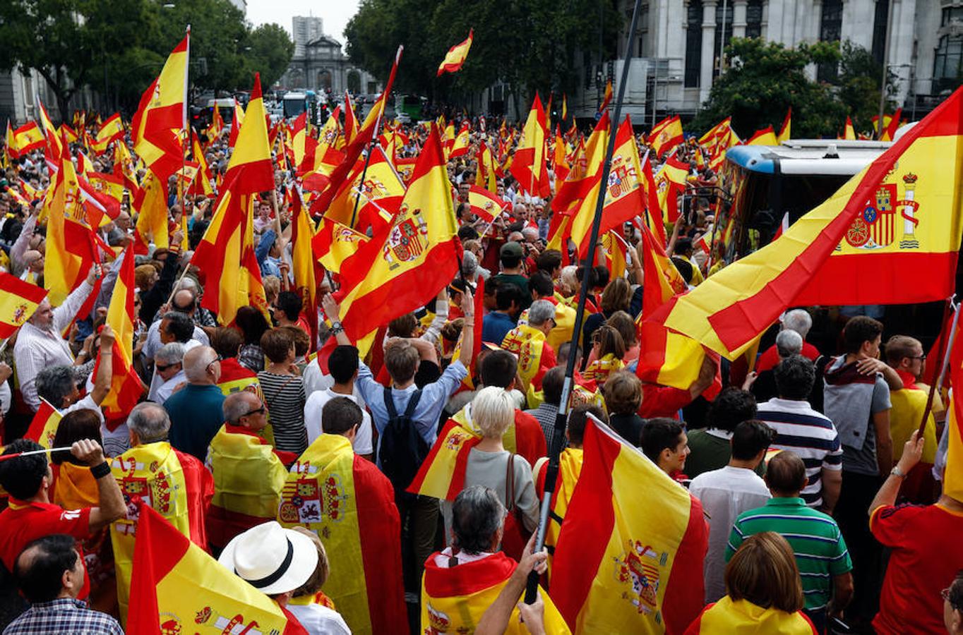 Miles de personas se han manifestado en Madrid contra el 1-O.