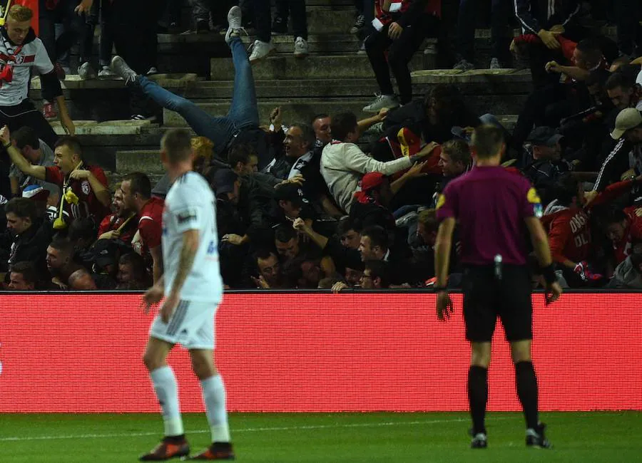 Una grada del Estadio de la Licorne se vino abajo tras el gol del francés Ballo-Touré, que desencadenó la caída de varios aficionados visitantes.