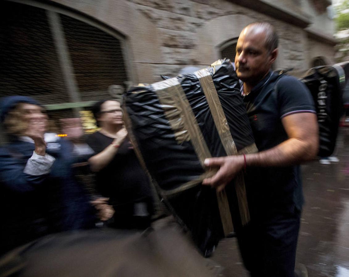 En varios puntos de Cataluña se han vivido momentos de tensión, entre manifestantes y agentes de policía, durante el referéndum soberanista