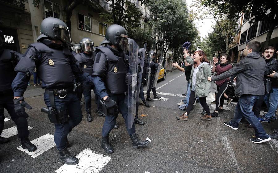 Los agentes retiran a los concentrados de la zona más cercana a los colegios electorales entre gritos de «independencia» y «queremos votar»