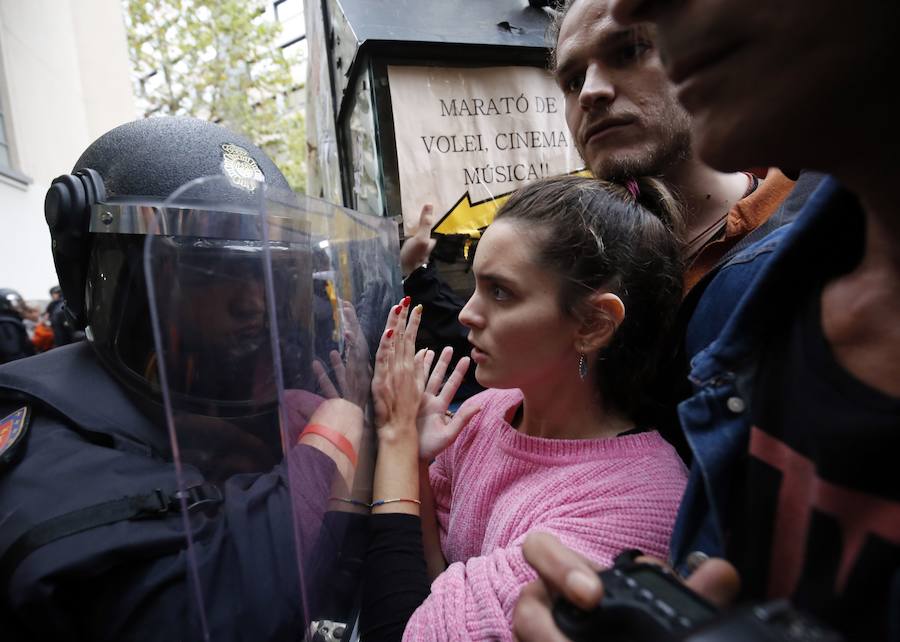 Los agentes retiran a los concentrados de la zona más cercana a los colegios electorales entre gritos de «independencia» y «queremos votar»