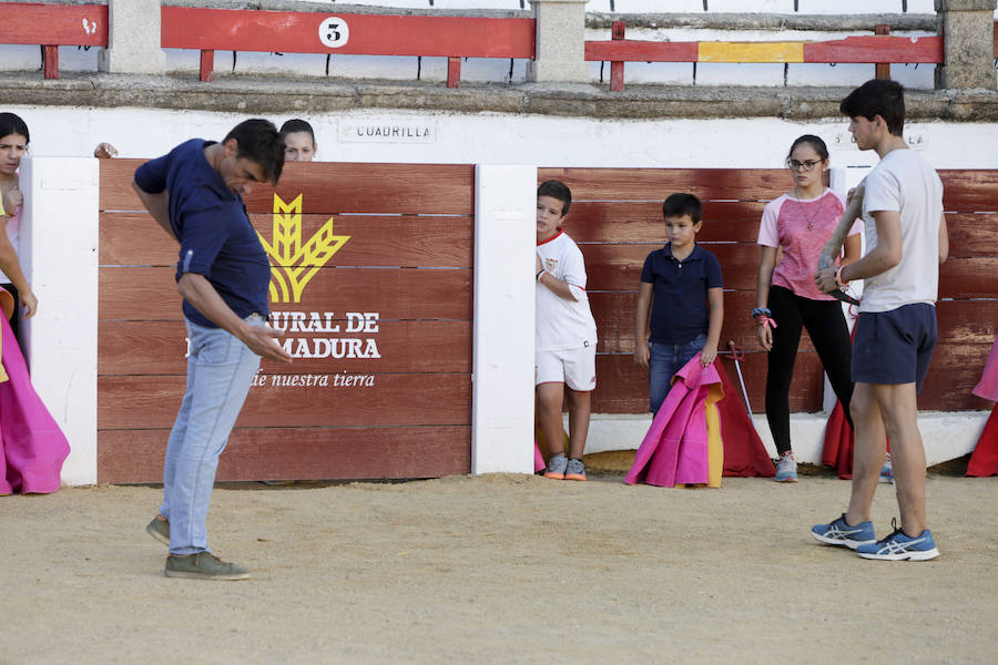 Dieciocho jóvenes forman parte de la Escuela Taurina de Cáceres, que dirige Manuel Bejarano