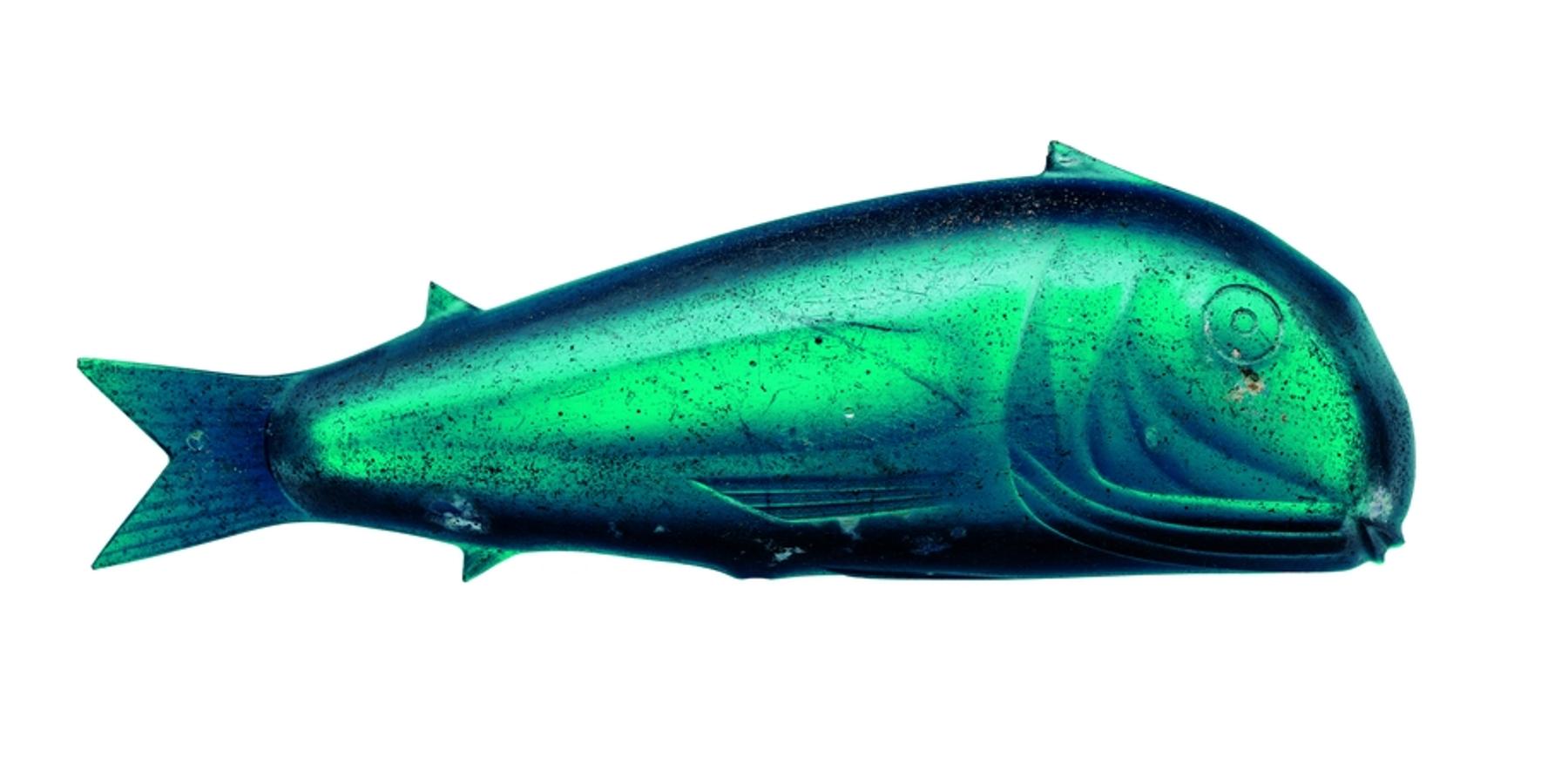 Cuenco azul en forma de pez. 14-68 d. C. Vidrio. Hallado en 2003, avenida Vía de la Plata (Mérida). Museo Nacional de Arte Romano, Mérida