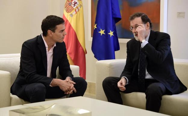 Mariano Rajoy y Pedro Sánchez en La Moncloa.