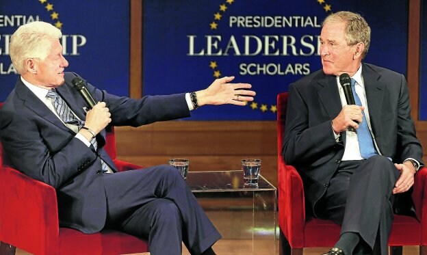 Bill Clinton y George W. Bush coincidieron en una charla el pasado julio. :: brandon wade