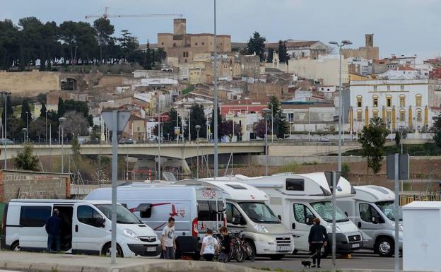 Autocaravanas estacionadas junto al parque del río:. HOY