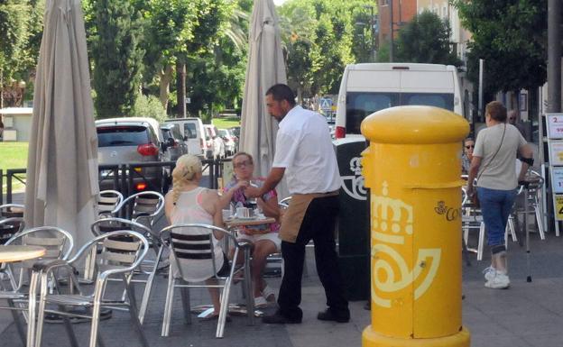 Imagen de archivo de un camarero en Mérida en la temporada de verano.
