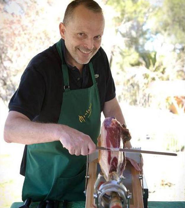 Bosé junto a un jamón de la que fue su industria en Montánchez. :: 