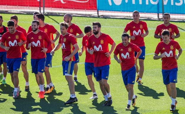 Piqué, en el centro de la imagen, entrenando con sus compañeros. 