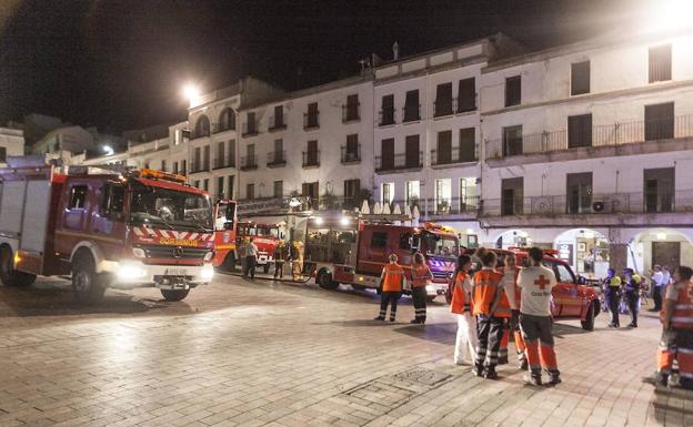 Numerosos efectivos, tres camiones de bomberos, además de Policía Nacional, Policía Local y dos ambulancias, se han personado en el lugar 