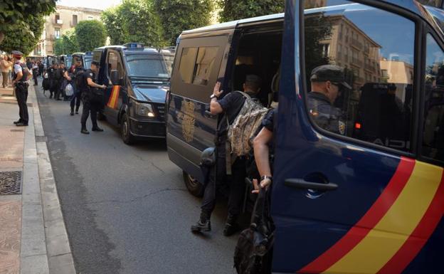 Agentes de Policía abandonan un hotel de Reus (Tarragona).